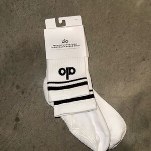 ALO Yoga White barre/ Pilates grip socks